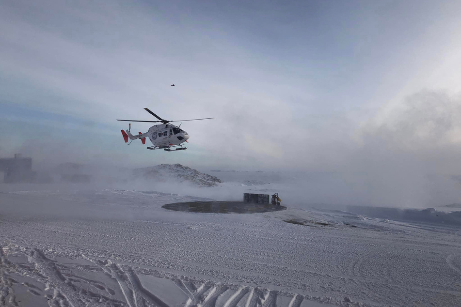 Zwei Hubschrauber erreichen die Forschungsstation Casey in der Antarktis.