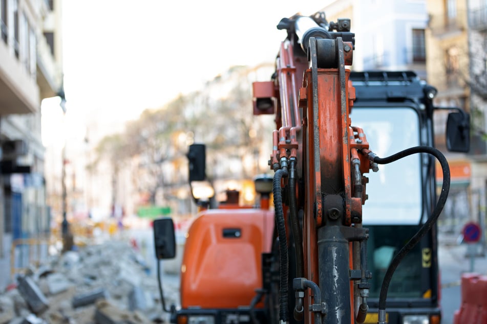 Am 12. September 2023 hatte ein Bagger in Köln-Deutz einen unachtsamen Fußgänger überrollt und dabei tödlich verletzt. Nun steht fest: Den Fahrer traf keine Schuld. (Symbolbild)