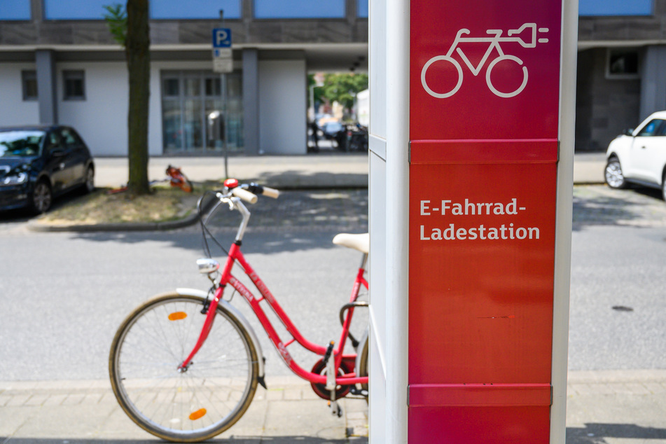 In Sachsen-Anhalt gibt es ein Förderprogramm, mit dem Lotto-Toto die Errichtung öffentlicher Ladestationen für E-Bikes unterstützt. (Symbolbild)