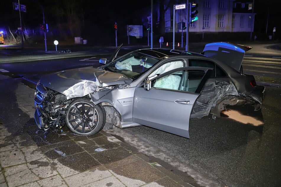 Schwer gezeichnet durch die beiden Zusammenstöße mit den Straßenlaternen kam der besetzte Mercedes zum Stehen. Wie durch ein Wunder wurde niemand schwerer verletzt.