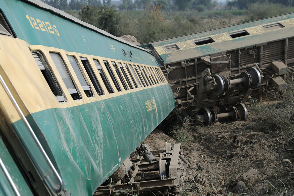 Waggons eines entgleisten Zuges liegen in der Landschaft