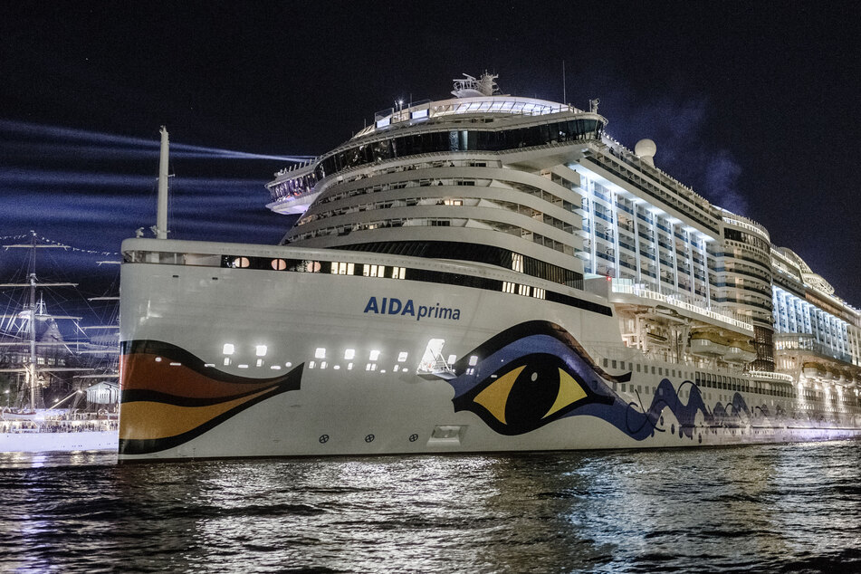 Neustart der Kreuzfahrtsaison: "Aidaprima" läuft in Warnemünde ein