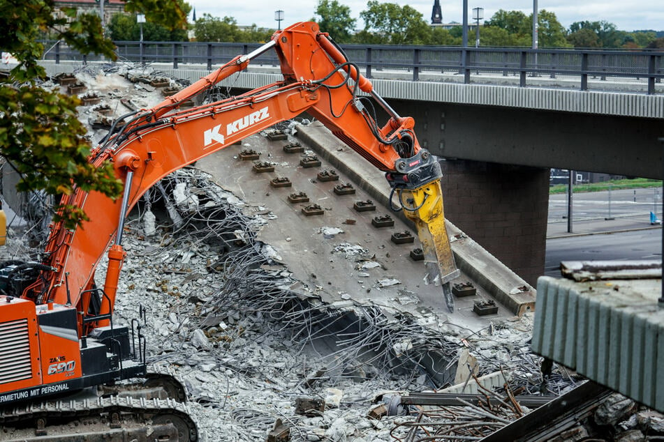 Mit Schneidescheren werden Überreste und Trümmerteile zerlegt, so für den Abtransport vorbereitet.