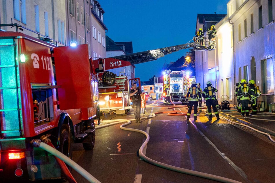 Feuerwehreinsatz in Mittelsachsen: Brand in Mehrfamilienhaus ausgebrochen
