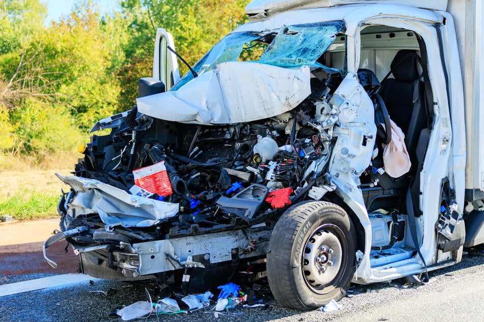 Auf der A67 ist ein 20 Jahre alter Fahrer eines Transporters bei einem Auffahrunfall schwer verletzt worden.