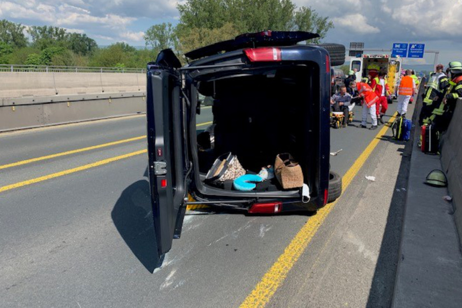 Der 49-jährige Fahrer des Kleinbusses versuchte noch, nach links auszuweichen, kam dabei aber ins Schlingern, kippte um und blieb auf der Seite liegen.