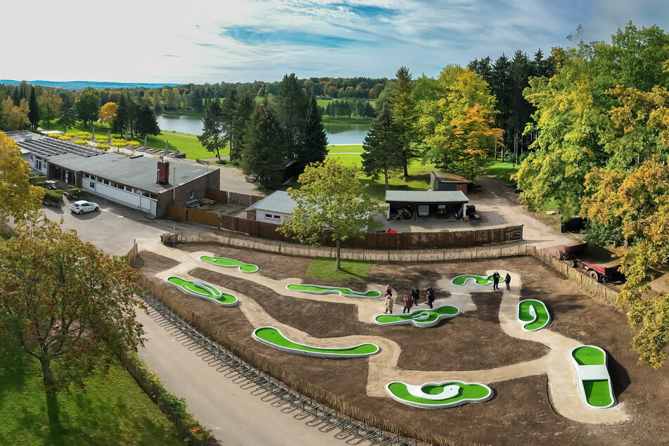 Am Stausee Oberrabenstein könnt Ihr nicht nur baden, sondern auch Minigolf spielen.