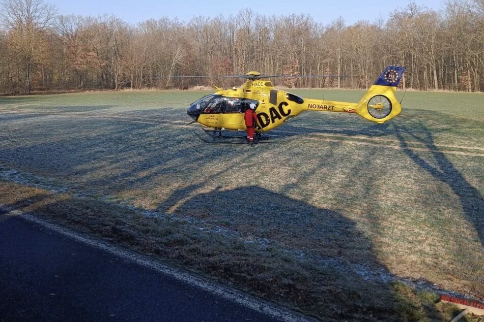 Der 19-Jährige wurde per Rettungshubschrauber in ein Krankenhaus geflogen.