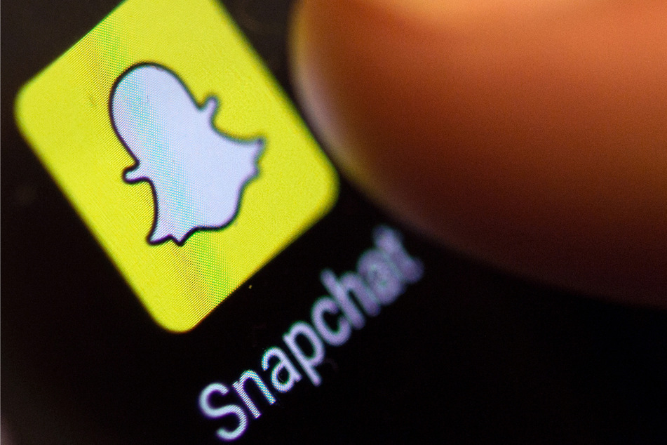Snapchat ist eine App, mit der man Fotos und Nachrichten auf Zeit verschicken kann.