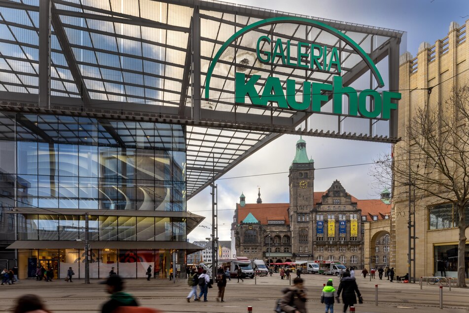 Trotz gleichzeitiger Planungen will der Kaufhof-Konzern sich nicht dazu äußern, wie es am Galeria-Standort Chemnitz weitergeht.