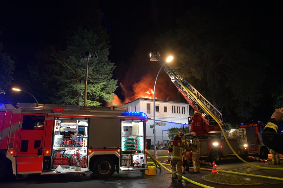 Eine Villa in Berlin-Grunewald ist in der Nacht zu Mittwoch in Flammen aufgegangen.