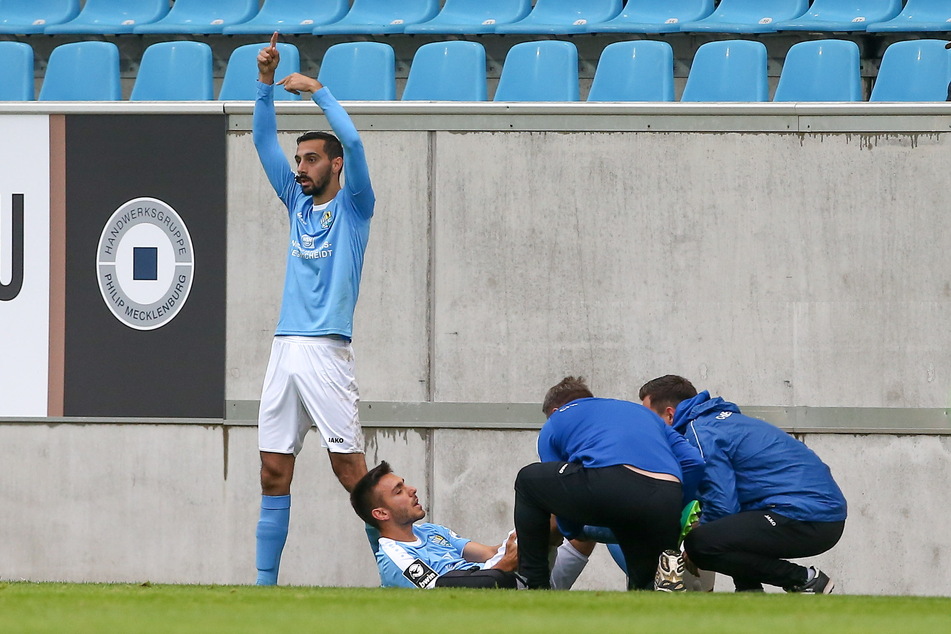 Im Juli 2019 zog sich Ioannis Karsanidis (am Boden) im Test gegen Alanyaspor einen Kreuzbandriss im rechten Knie zu.