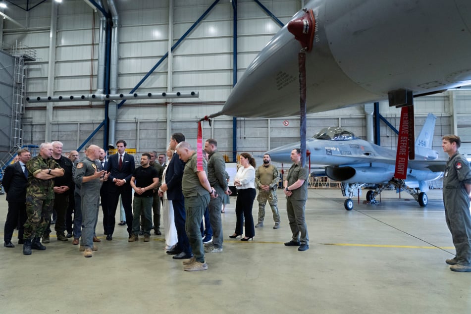 In Eindhoven trafen sich Wolodymyr Selenskyj und Mark Rutte und sahen sich F-16-Kampfjets an.