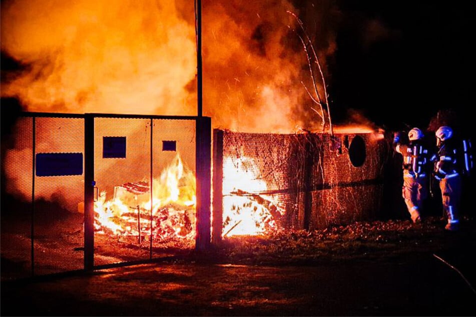 Gartenlaube in Vollbrand: Wollten Täter Waffen und Munition klauen?