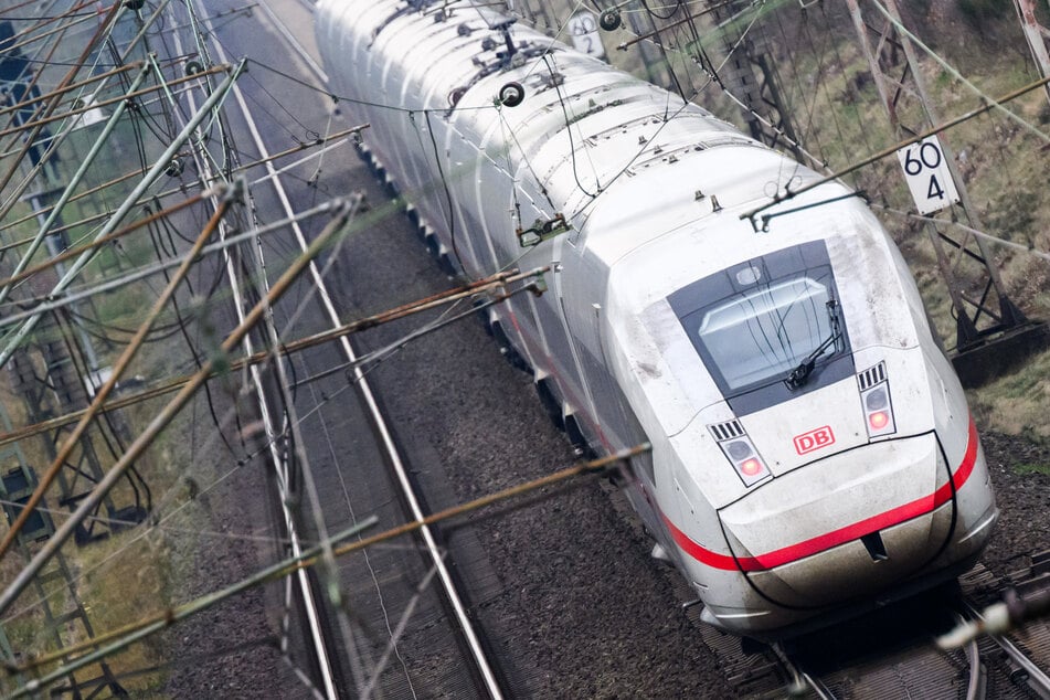 Unwetter legt Bahnverkehr lahm: Züge zwischen Hamburg und Hannover rollen wieder
