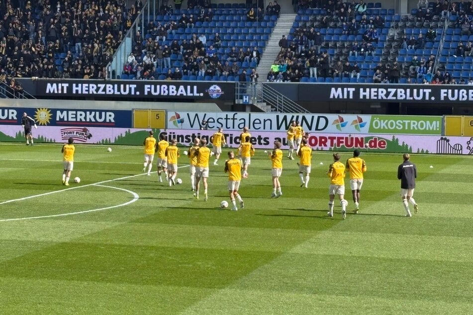 Die Mannschaft begrüßt die mitgereisten Fans im Gästeblock.