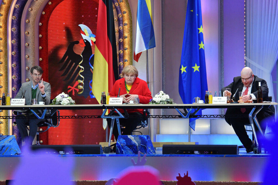 Johannes Bersch, Florian Sitte und Adi Guckelsberger (l-r) treten in einer "Krisensitzung im Kanzleramt" in den Rollen von Karl Lauterbach, Angela Merkel und Hans Altmaier auf.