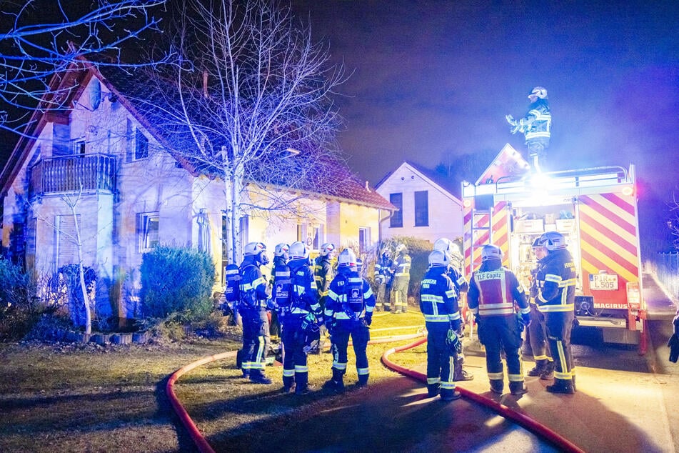 Im Wohnzimmer eines Einfamilienhauses in Pirna-Graupa gerieten offenbar ein Weihnachtsbaum und ein Bücherregal in Brand.