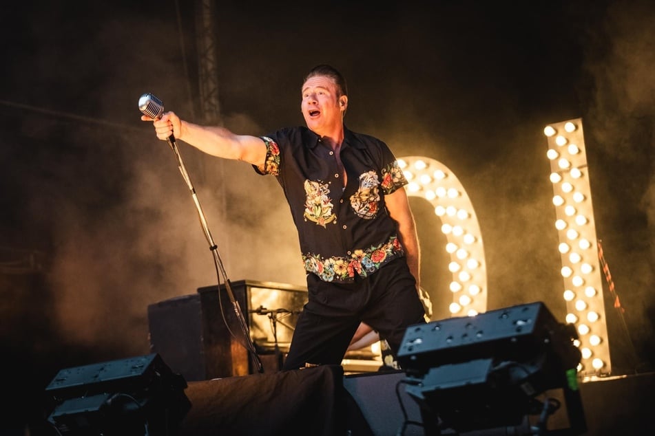 "Eine Dick-Brave-Show ist eine Mitmach-Show", kündigte der Sänger bereits zu Beginn an – und bezog das Publikum immer wieder mit ein: mal beim Kanon, mal beim Klatschen im Takt. Textsicher waren die Fans ohnehin.
