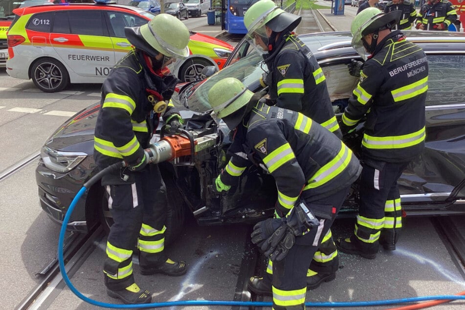 Unter Einsatz von schwerem Gerät befreiten Kräfte der Feuerwehr die VW-Fahrerin.