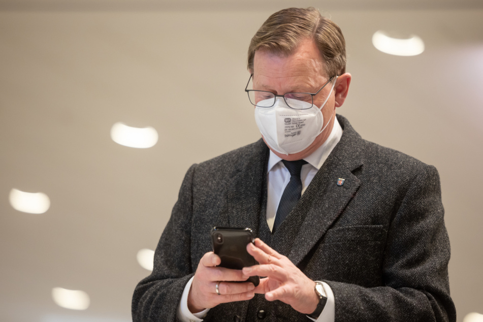 Thüringens Ministerpräsident Bodo Ramelow (64, Linke) schaut auf sein Smartphone. Der 64-Jährige stellt am Dienstag einen Ausstiegsplan aus dem Lockdown vor.