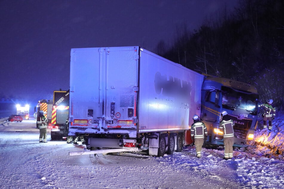Drei Lkw und zwei Autos waren in den Unfall involviert.