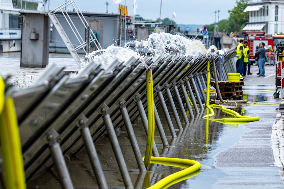 Noch halten die Schutzwände in Regensburg die Wassermassen zurück.