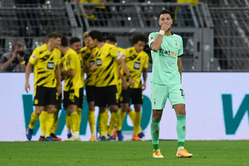 Sollte Gladbachs Ramy Bensebaini (26, r.) am Samstag zum Einsatz kommen, wird er in jeden Fall verhindern wollen, dass die Dortmunder Mannschaft hinter ihm Grund zum Jubeln findet.