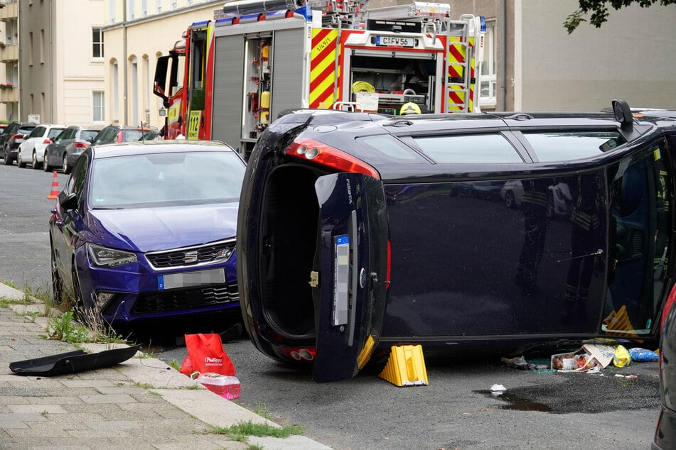 Ein Ford kippte am Samstagvormittag in Chemnitz nach einem Crash auf die Seite. Der Unfall geschah beim Einparken.