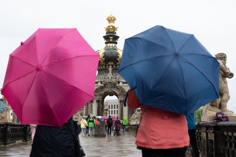 Nachdem am Samstag 37 Grad die Dresdner ins Schwitzen gebracht hatten, müssen jetzt Regenjacken und Regenschirme wieder aus dem Schrank gekramt werden. (Archivbild)
