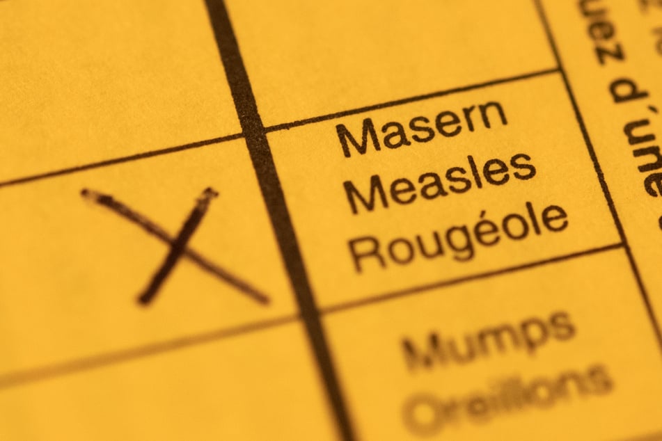 Zum Schutz vor der Infektionskrankheit wird eine Masernimpfung empfohlen.