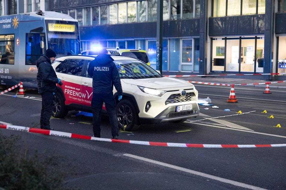 In diesem Taxi wurde am Dienstagmittag ein Mann angeschossen und lebensgefährlich verletzt.