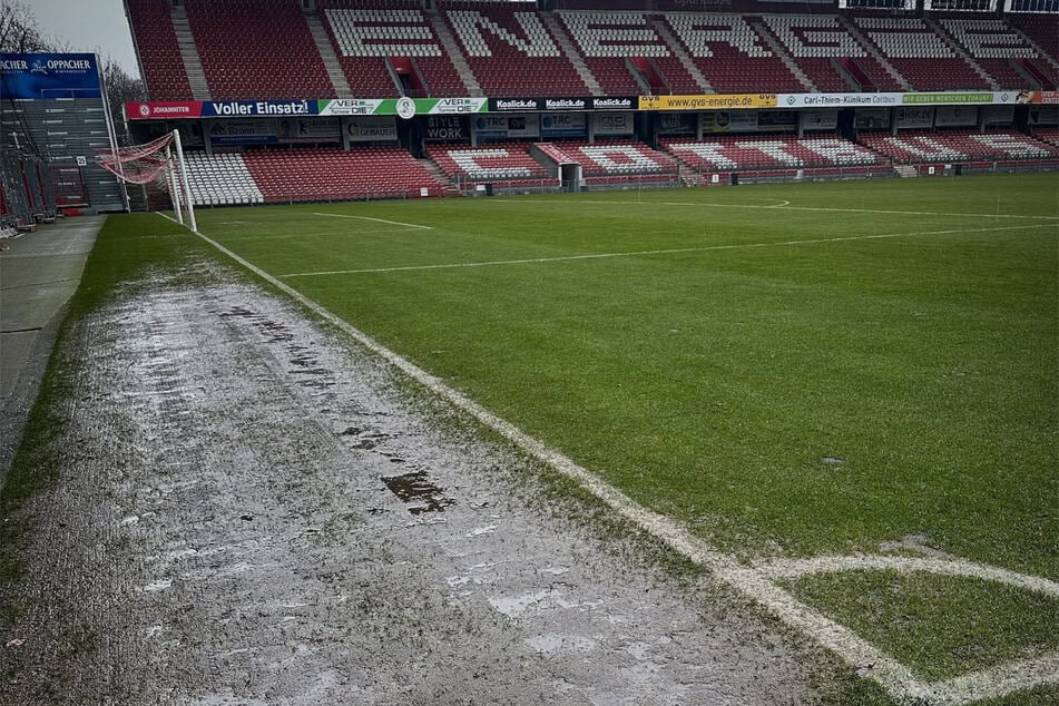 Teile des Cottbuser Stadions sind vereist. Auch das Tauwetter tut dem Platz nicht gut.