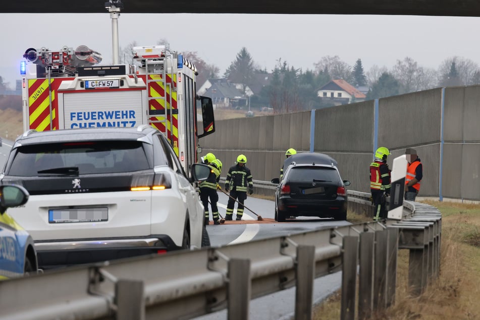 Eine Spur der B174 musste am Samstagvormittag gesperrt werden. Feuerwehr, Polizei und Rettungskräfte waren vor Ort.