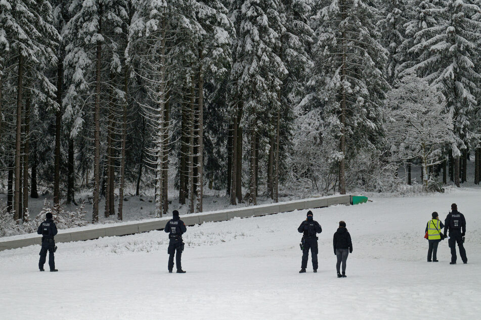 Polizisten im Einsatz in Winterberg.