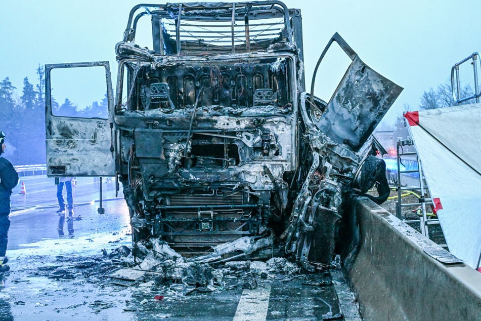 Blick auf einen Lkw auf der Autobahn 6 nach einem Brand. Auf der A6 bei Nürnberg-Langwasser kam es am Nachmittag zu einem tödlichen Glätte-Unfall.