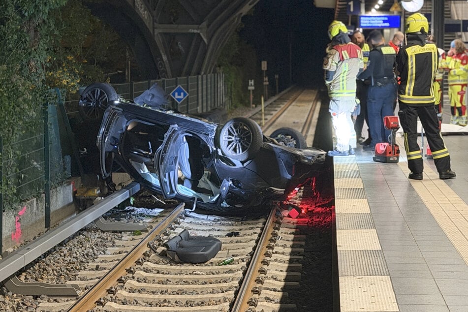 Das Auto landete kopfüber im Gleisbett.