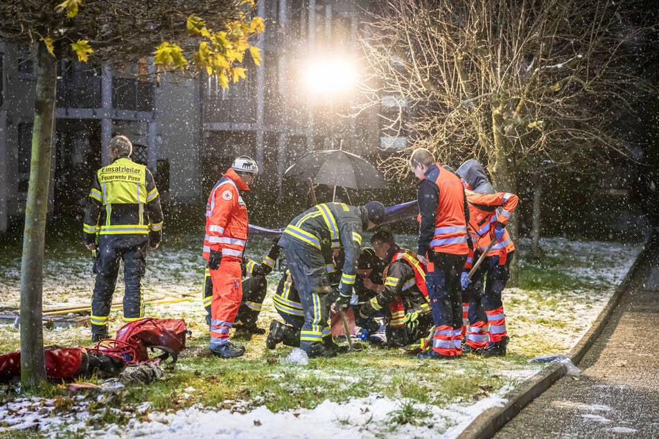 Der Junge (2) war komplett in dem Rohr verschwunden. Ihn einfach von oben rausziehen? Keine Chance!