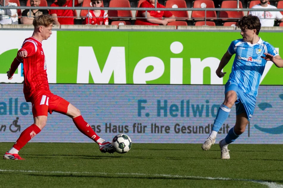 Pepe Philipp (18, r.) versucht, den Hallenser Lennard Becker am Passen zu hindern.