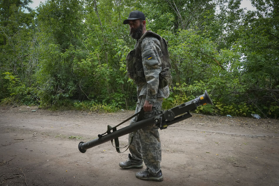 Ein ukrainischer Soldat trägt eine Stinger-Flugabwehrrakete. Mit diesem System gelang es mehrere russische Hubschrauber abzuschießen.