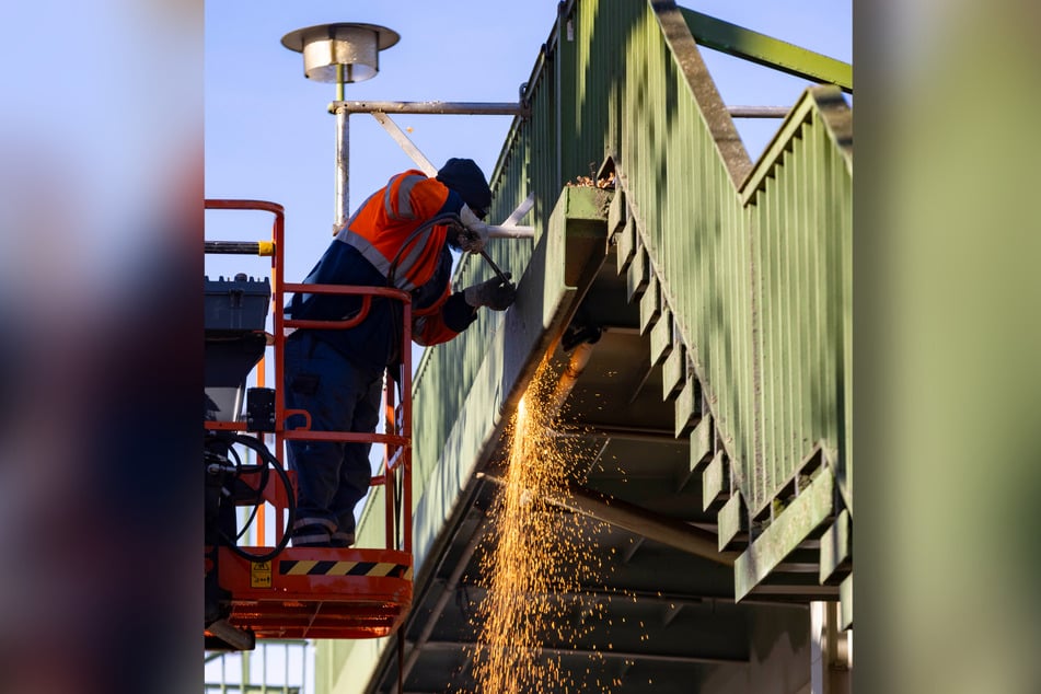 Am Sonntagmorgen begannen Fachleute mit der Zerlegung des Brückenabschnitts über der Königsbrücker Straße.