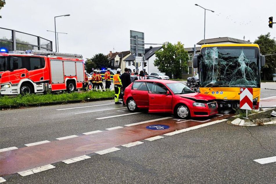 Bus fährt über Verkehrsinsel in Gegenverkehr: Drei Menschen verletzt