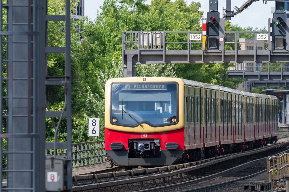 Berlin: Feiertags-Chaos bei der S-Bahn: Defektes Signal erneut als Ursache