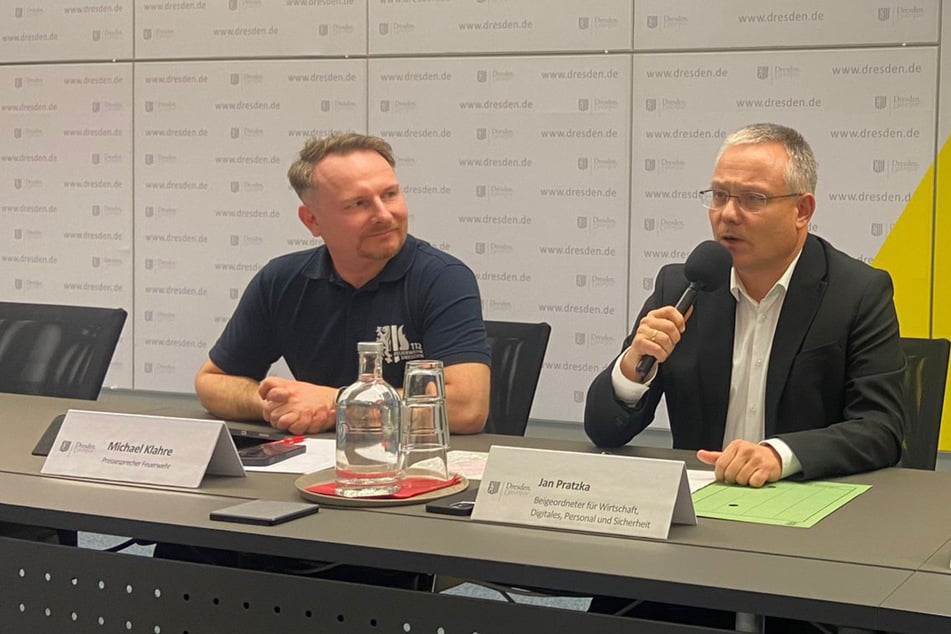 Feuerwehrsprecher Michael Klahre (l) und Bürgermeister Jan Pratzka (52, CDU, Geschäftsbereich Wirtschaft, Digitales, Personal und Sicherheit) bei der PK.