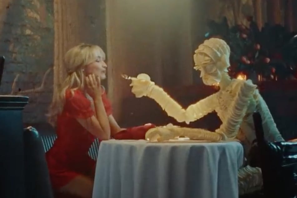Sabrina Carpenter and Mr. P take a bite out of love in the new Pringles ad set to air during Super Bowl LX.