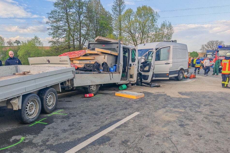 Bei der Kollision zweier Transporter wurden insgesamt acht Personen verletzt.