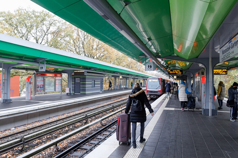 An der Station Wandsbek-Gartenstadt der Linien U1/U3 wird es im Januar und Februar zu Einschränkungen für die Fahrgäste kommen. Grund ist der Austausch von insgesamt vier Brücken in Stationsnähe.