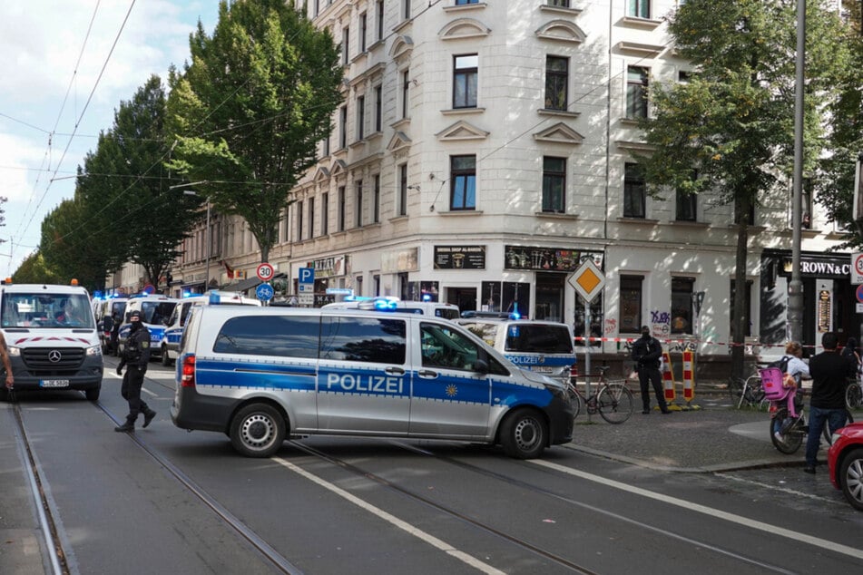 Zahlreiche Einsatzkräfte sperren den Bereich ab.