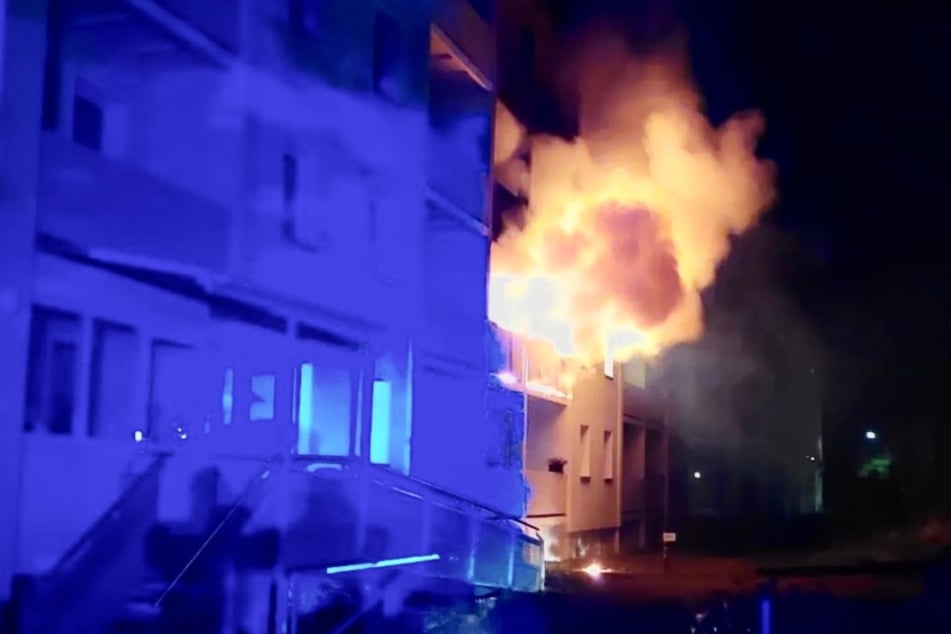 Große Flammen stiegen aus der Wohnung im ersten Stock.