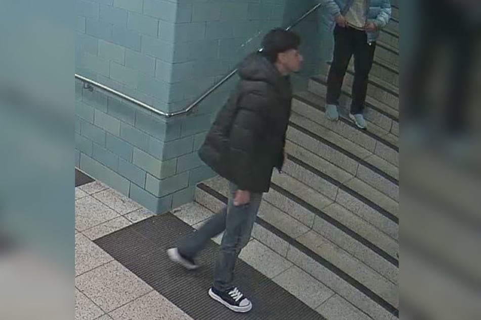 Einer der Tatverdächtigen trug eine schwarze Jacke und eine graue Hose.